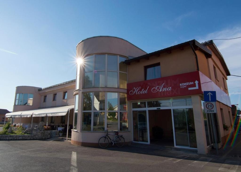 Hotel Ana — 1