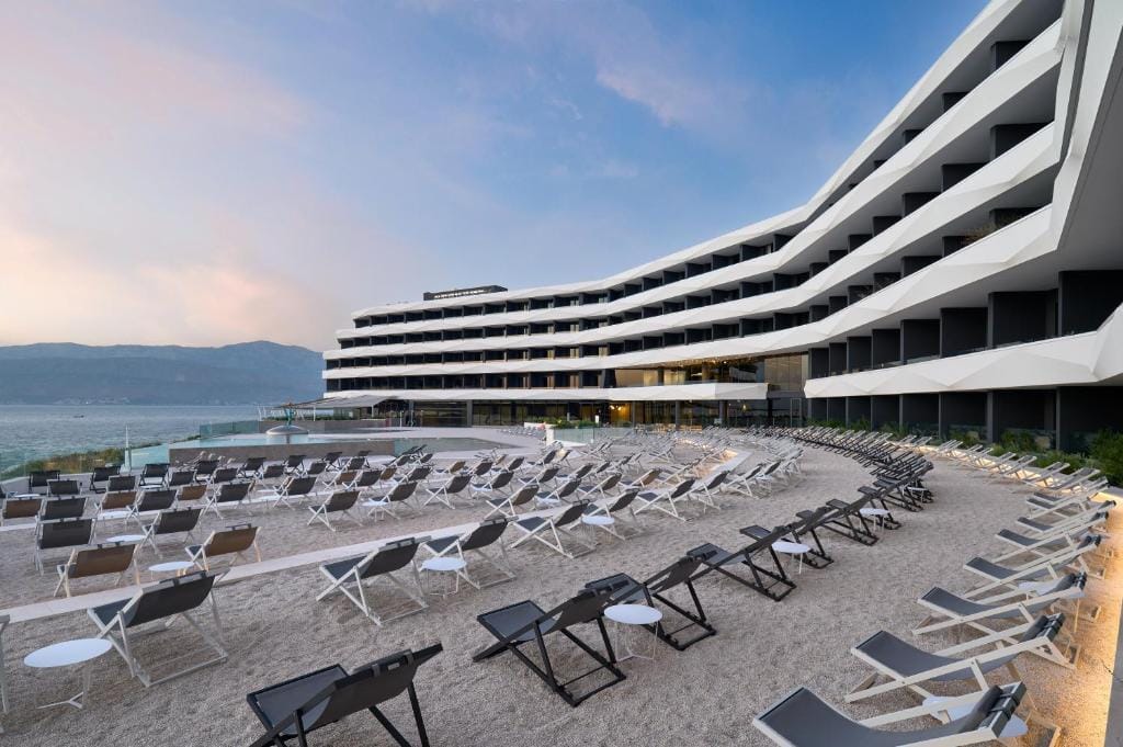 Grand Hotel View — 3