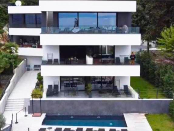 Villa V with pool and free parking — 1