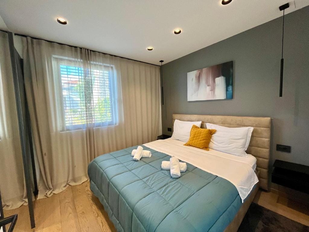 Villa V with pool and free parking — 2
