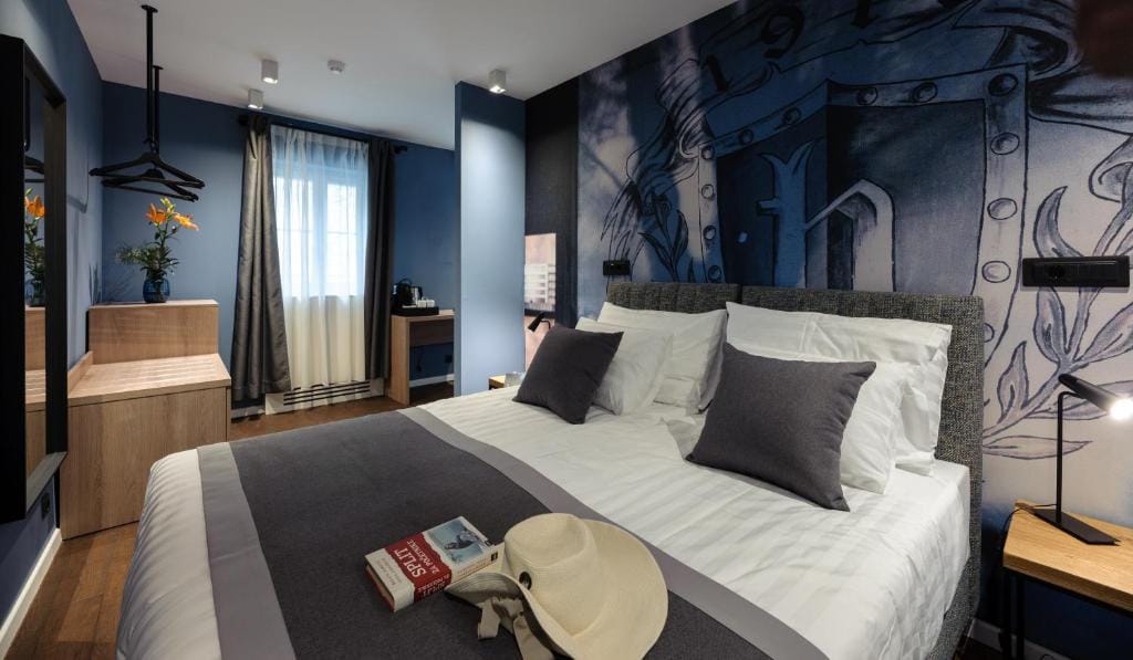 Camera Hotel — 2