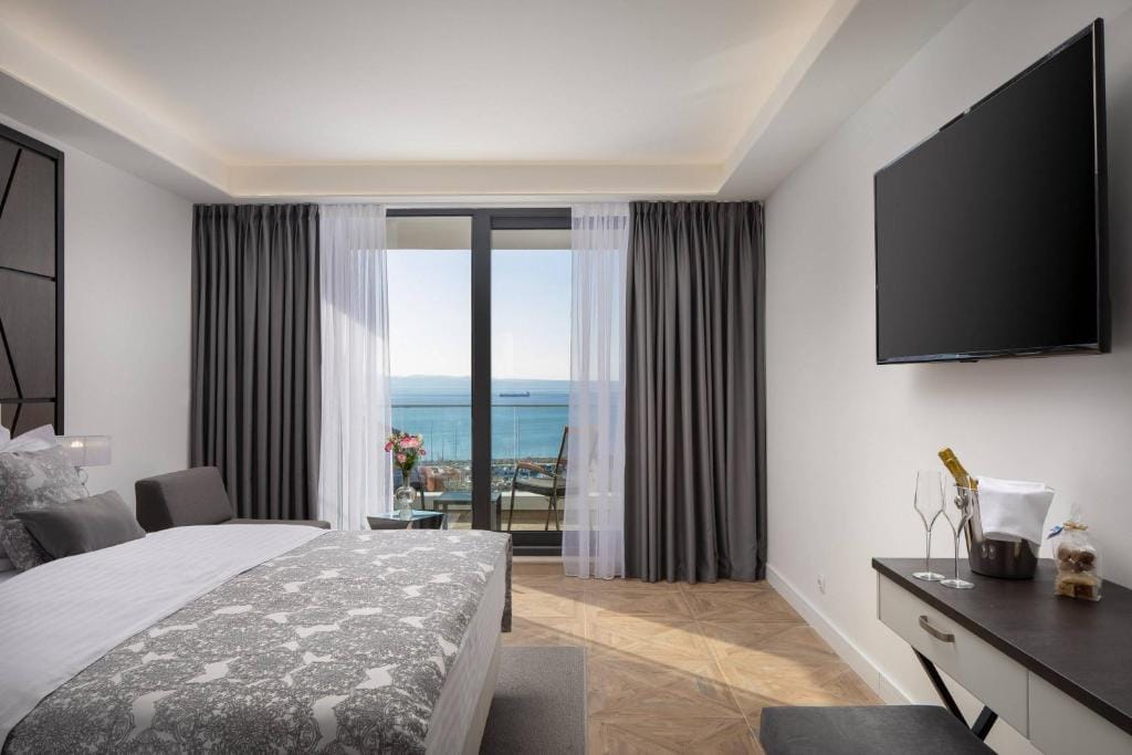 Ellure Luxury Suites — 2