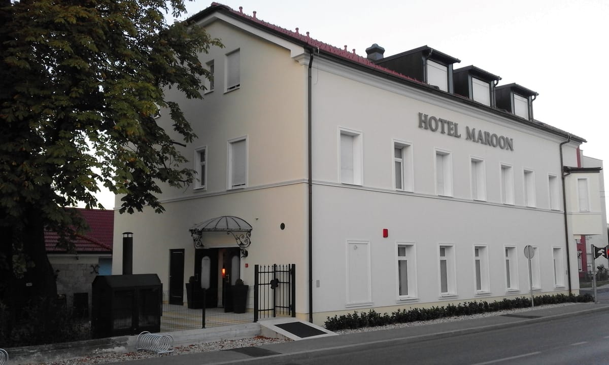 Hotel Maroon — 4